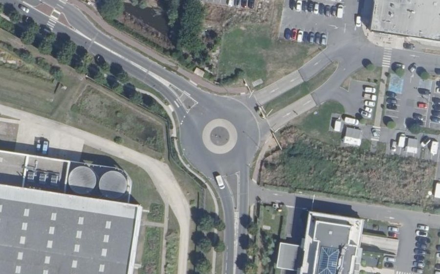 Vue aérienne du Rond-point anonyme n°24250319