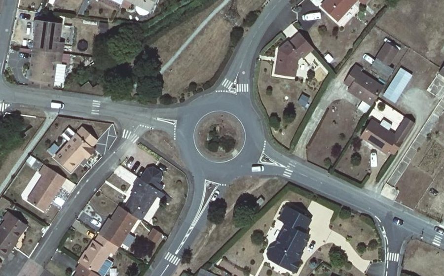Vue aérienne du Rond-point anonyme n°24251349