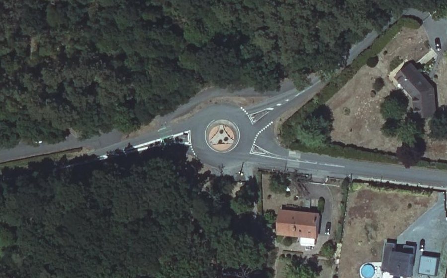 Vue aérienne du Rond-point anonyme n°24251354