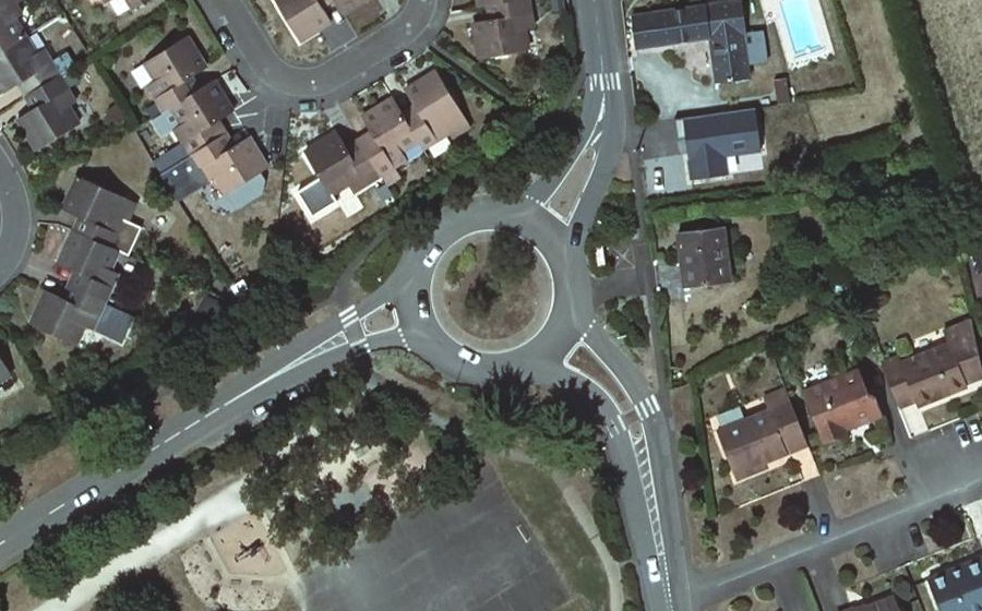 Vue aérienne du Rond-point anonyme n°24251361