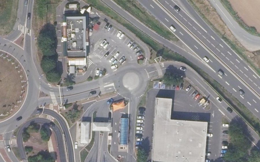 Vue aérienne du Rond-point anonyme n°24252702