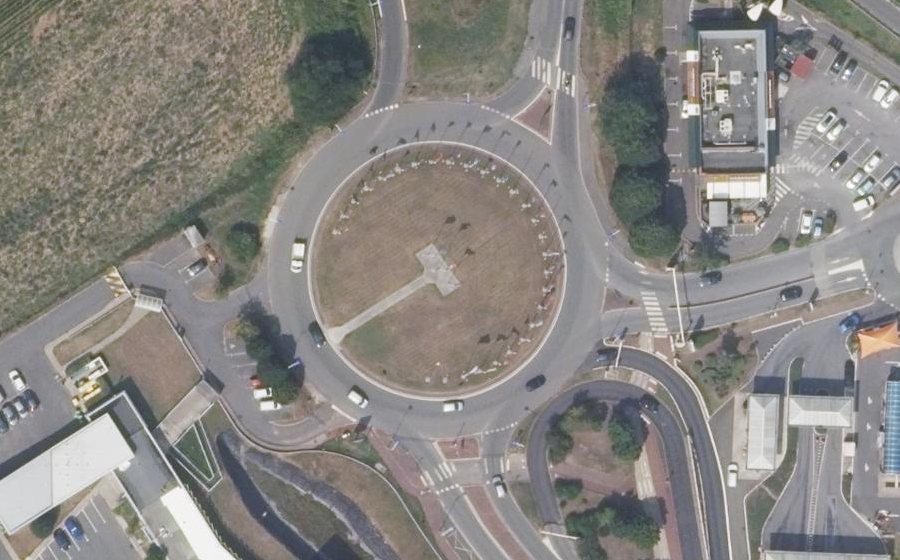 Vue aérienne du Rond-point anonyme n°24252708