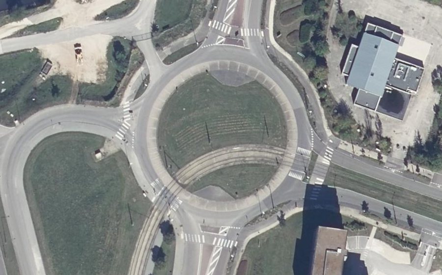 Vue aérienne du Rond-point anonyme n°24256299