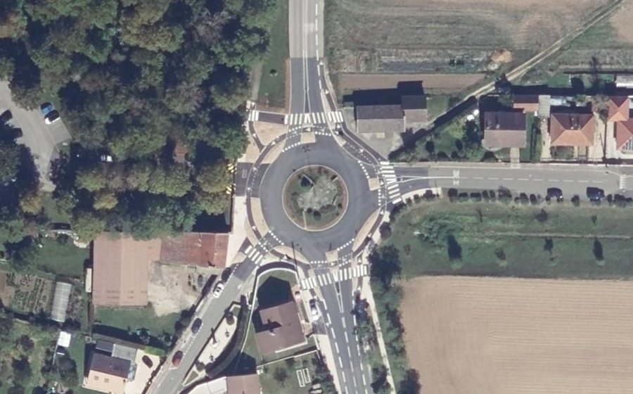 Vue aérienne du Rond-point anonyme n°24256305