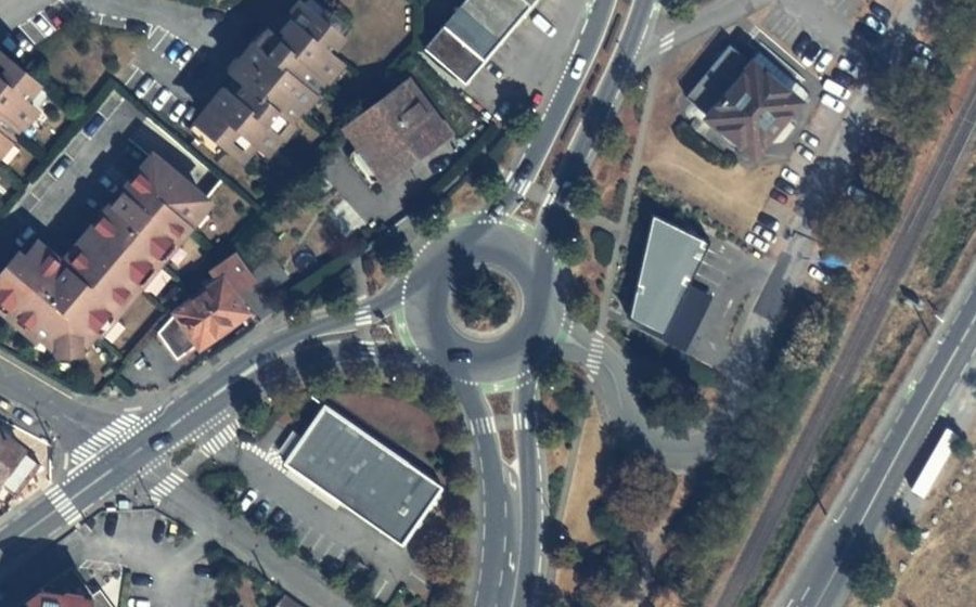 Vue aérienne du Rond-point anonyme n°24256416