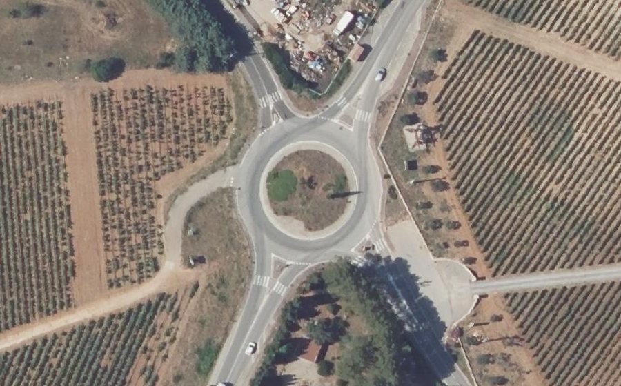 Vue aérienne du Rond-point anonyme n°242576261