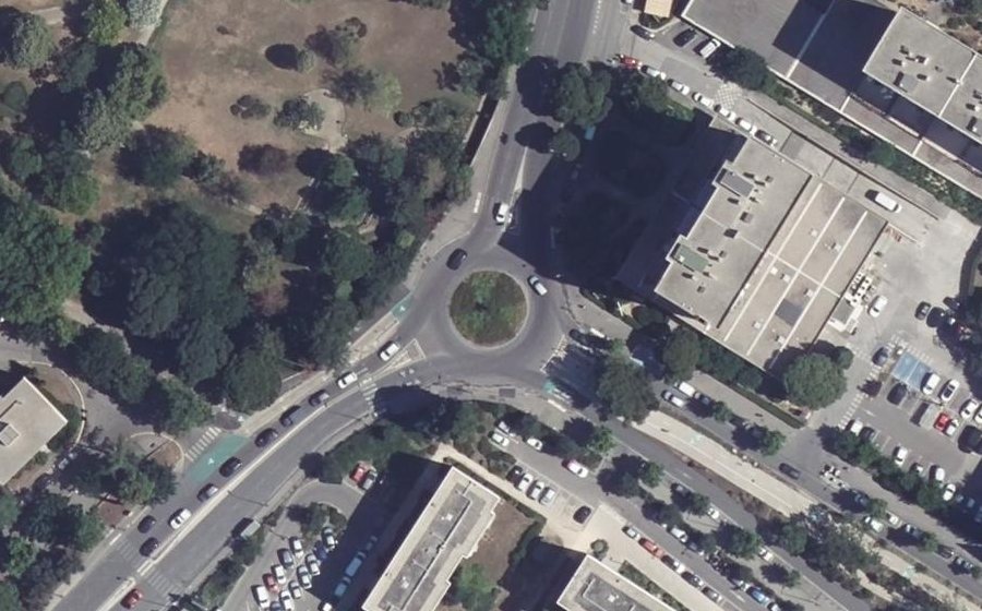 Vue aérienne du Rond-point anonyme n°24258113