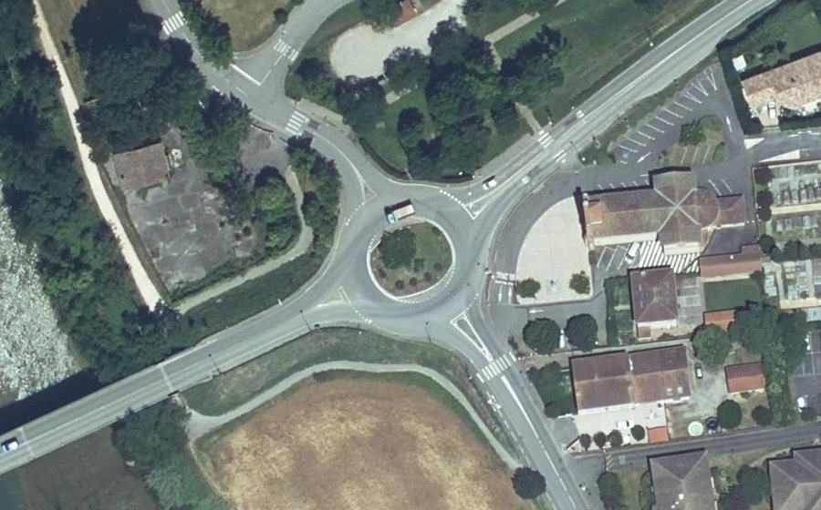 Vue aérienne du Rond-point anonyme n°24262381