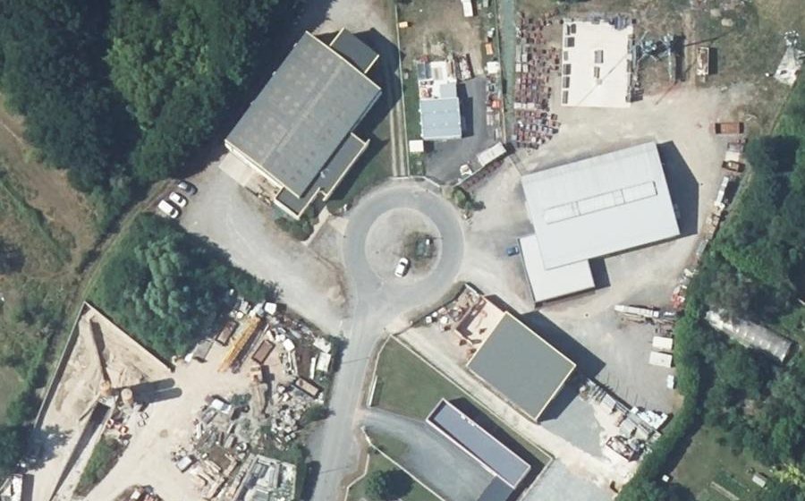 Vue aérienne du Rond-point anonyme n°242655676
