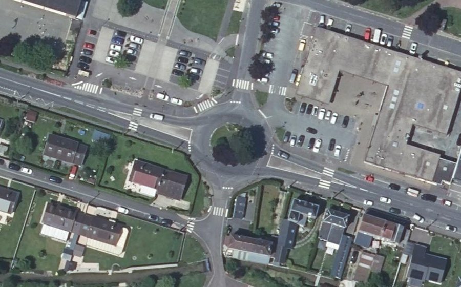 Vue aérienne du Rond-point anonyme n°242689893