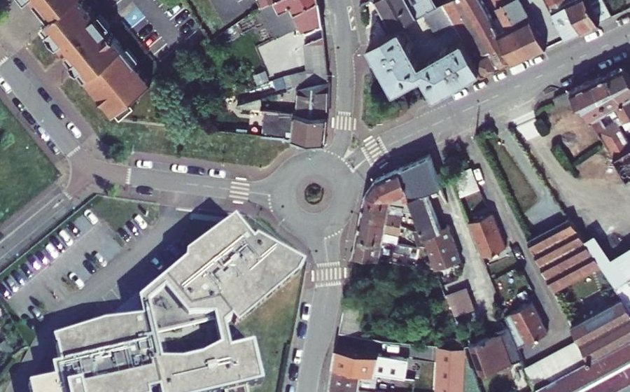 Vue aérienne du Rond-point anonyme n°242697977