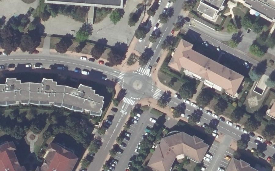 Vue aérienne du Rond-point anonyme n°24272356
