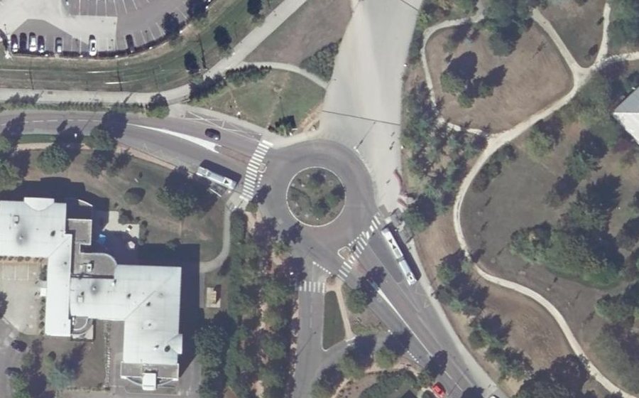 Vue aérienne du Rond-point anonyme n°24272415