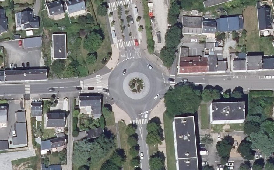 Vue aérienne du Rond-point anonyme n°24272639
