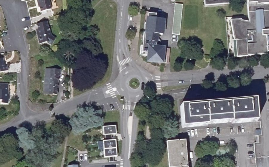 Vue aérienne du Rond-point anonyme n°24272652