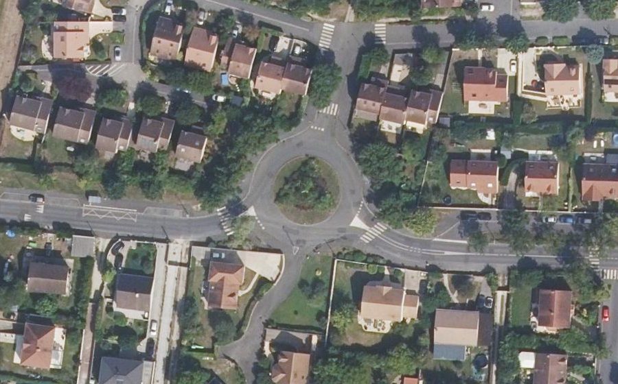 Vue aérienne du Rond-point anonyme n°24272830