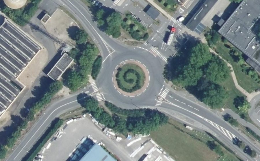 Vue aérienne du Rond-point anonyme n°24276629