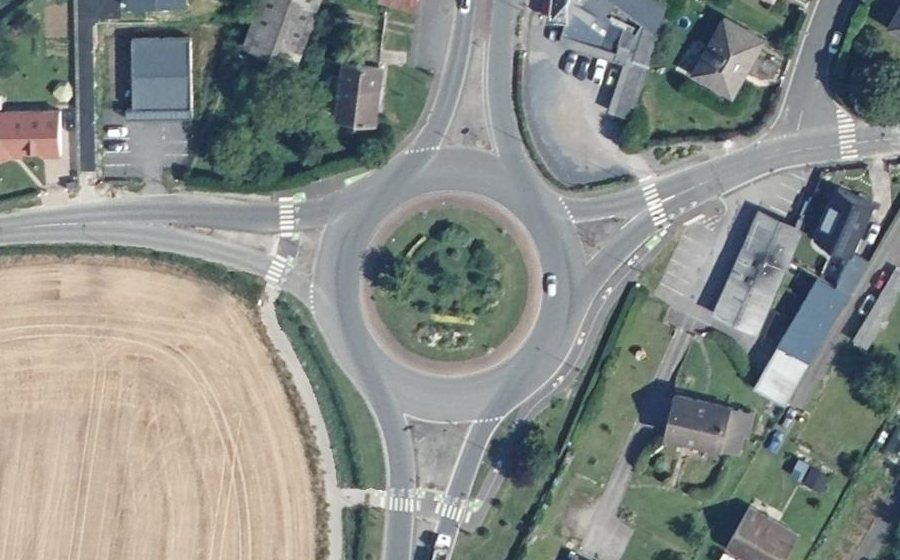 Vue aérienne du Rond-point anonyme n°24277892