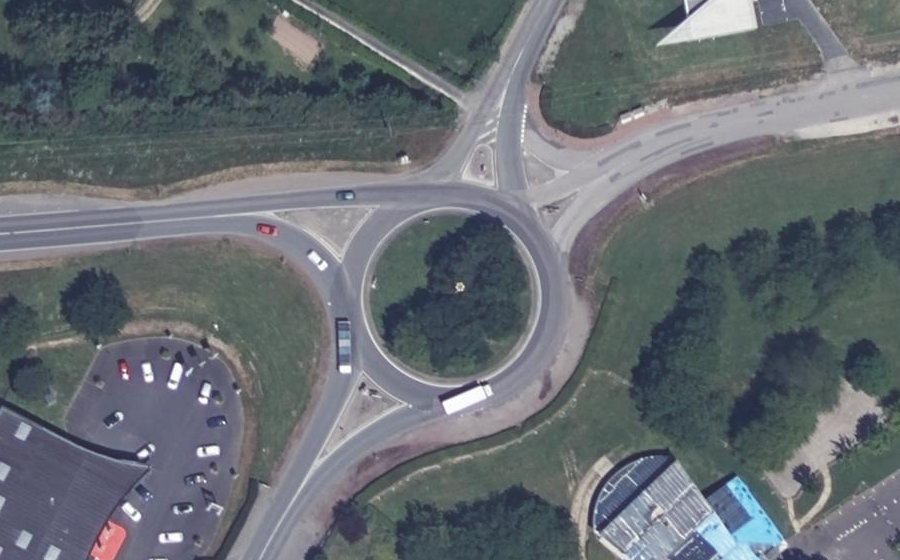 Vue aérienne du Rond-point anonyme n°242802538