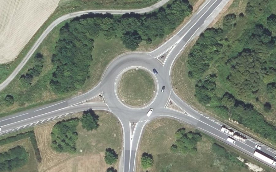 Vue aérienne du Rond-point anonyme n°242802539