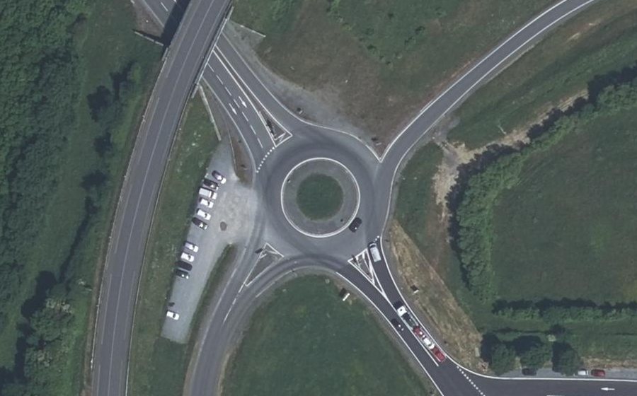 Vue aérienne du Rond-point anonyme n°242802542