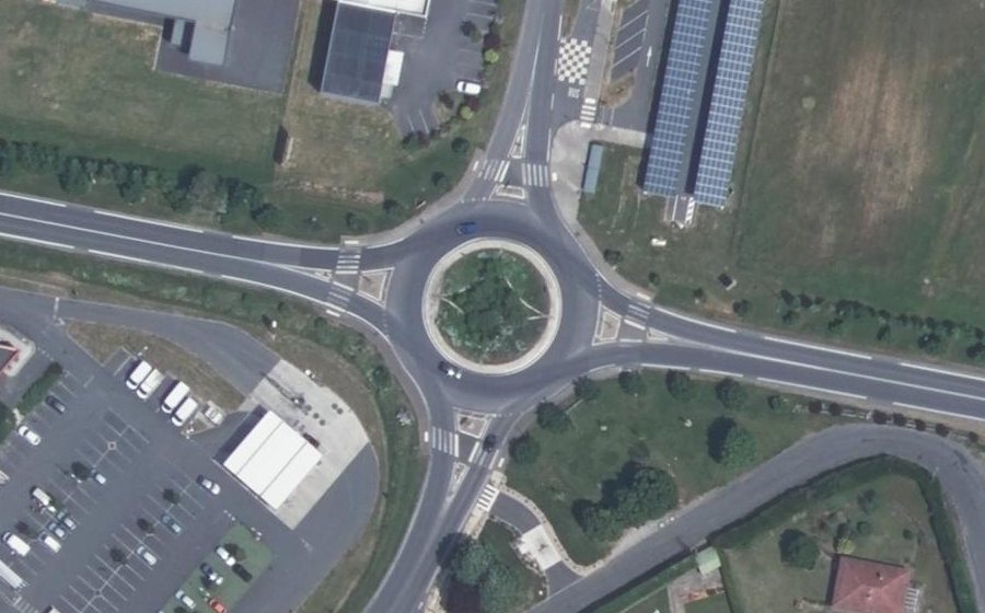 Vue aérienne du Rond-point anonyme n°242802558