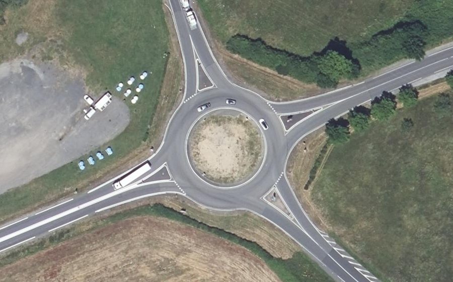Vue aérienne du Rond-point anonyme n°242802573