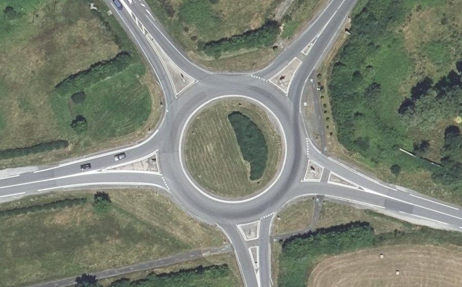 Vue aérienne du Rond-point anonyme n°242802574