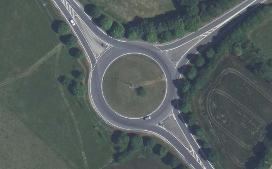 Vue aérienne du Rond-point anonyme n°242802576