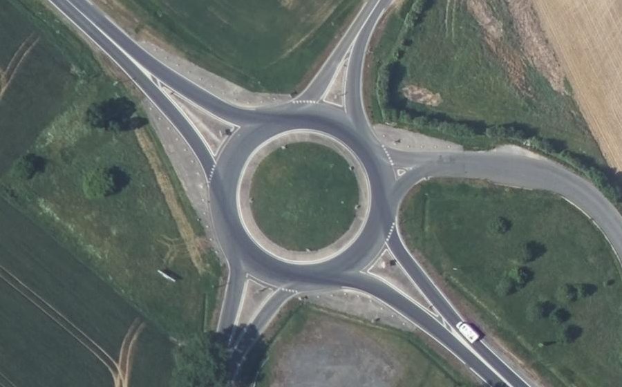 Vue aérienne du Rond-point anonyme n°242802579