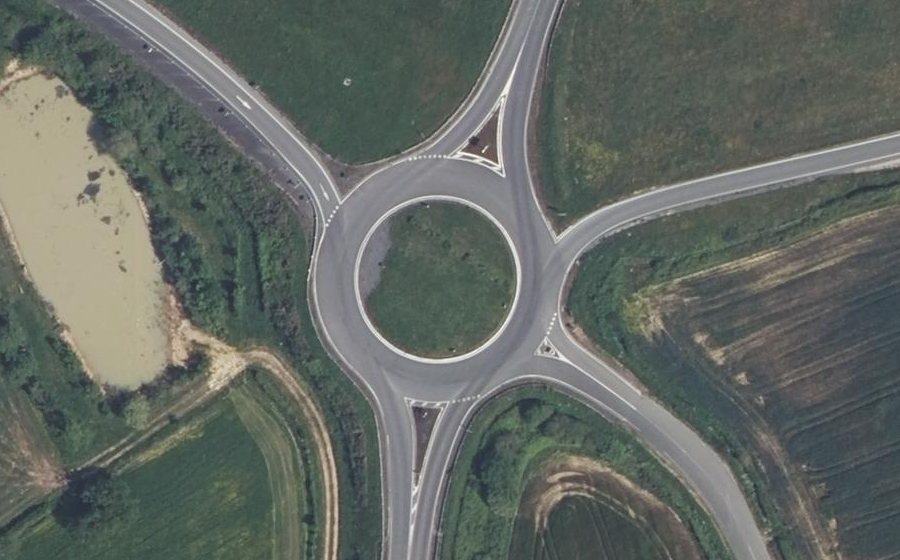 Vue aérienne du Rond-point anonyme n°242802600