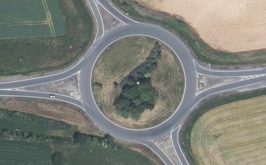 Vue aérienne du Rond-point anonyme n°242802601