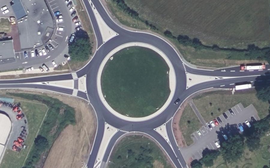 Vue aérienne du Rond-point anonyme n°242802602