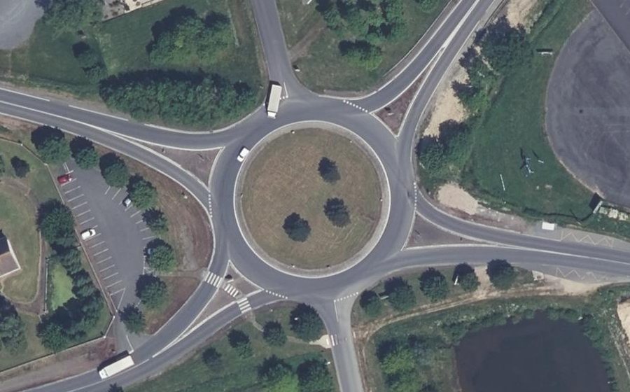 Vue aérienne du Rond-point anonyme n°242802625