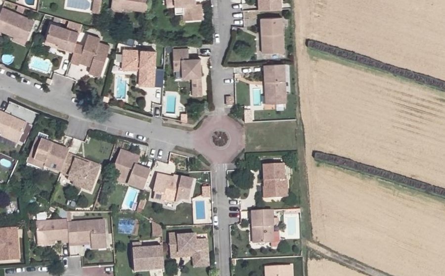 Vue aérienne du Rond-point anonyme n°242805734