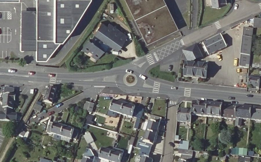 Vue aérienne du Rond-point anonyme n°242815645