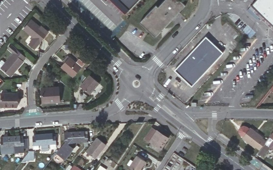 Vue aérienne du Rond-point anonyme n°242823101