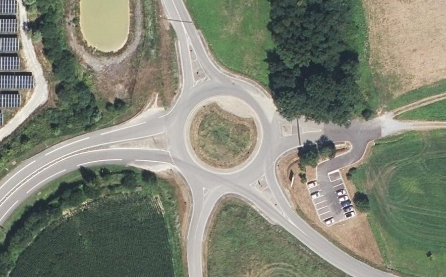 Vue aérienne du Rond-point anonyme n°242834771