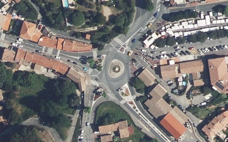 Vue aérienne du Rond-point anonyme n°24285155