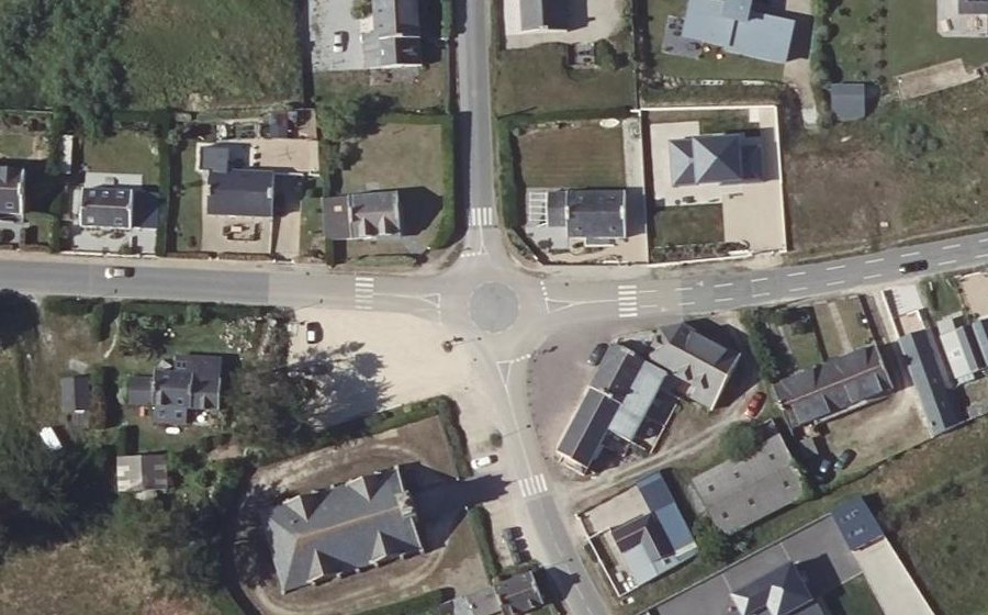 Vue aérienne du Rond-point anonyme n°242853556