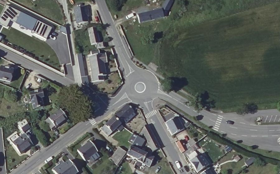 Vue aérienne du Rond-point anonyme n°242853558