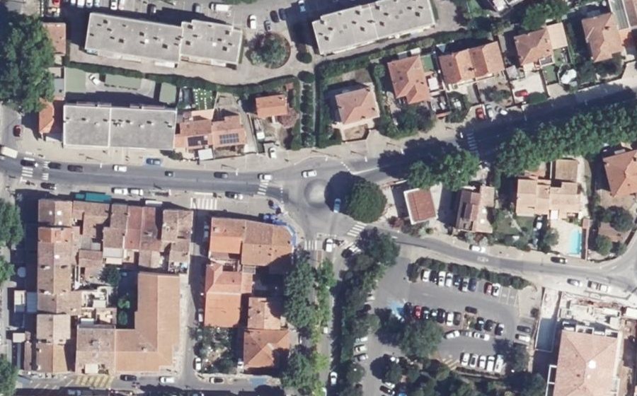 Vue aérienne du Rond-point anonyme n°242855264