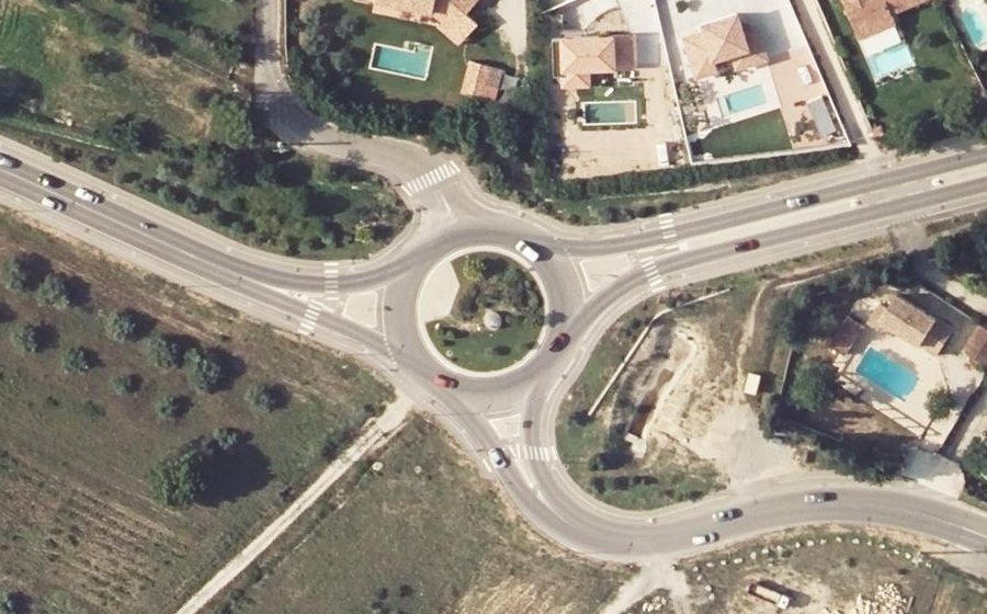 Vue aérienne du Rond-point anonyme n°242867460