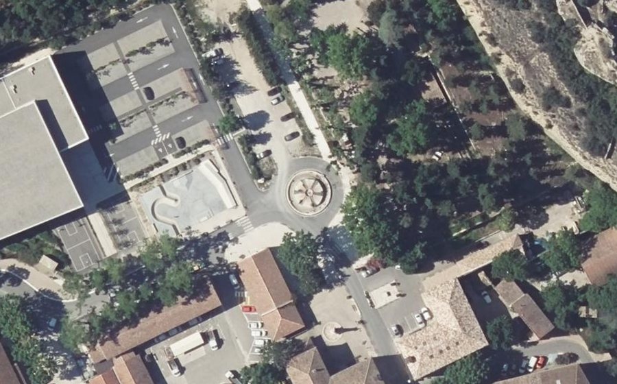 Vue aérienne du Rond-point anonyme n°242885572