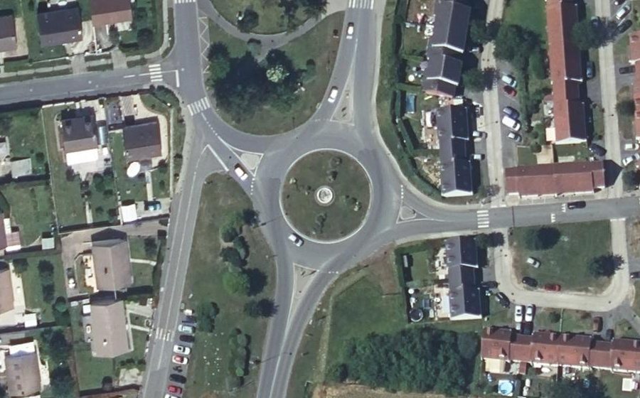 Vue aérienne du Rond-point anonyme n°242948120