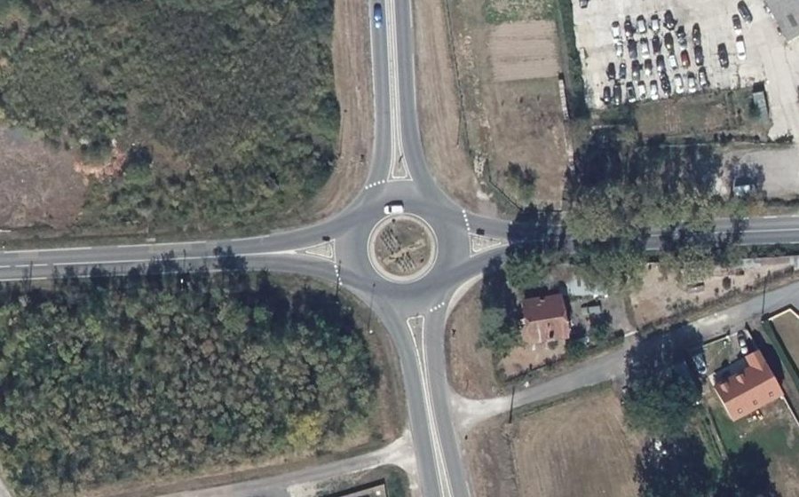 Vue aérienne du Rond-point anonyme n°242976147