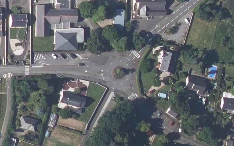 Vue aérienne du Rond-point anonyme n°242988655