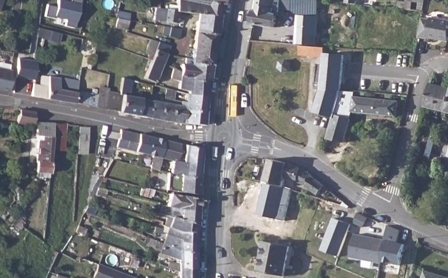 Vue aérienne du Rond-point anonyme n°242989754