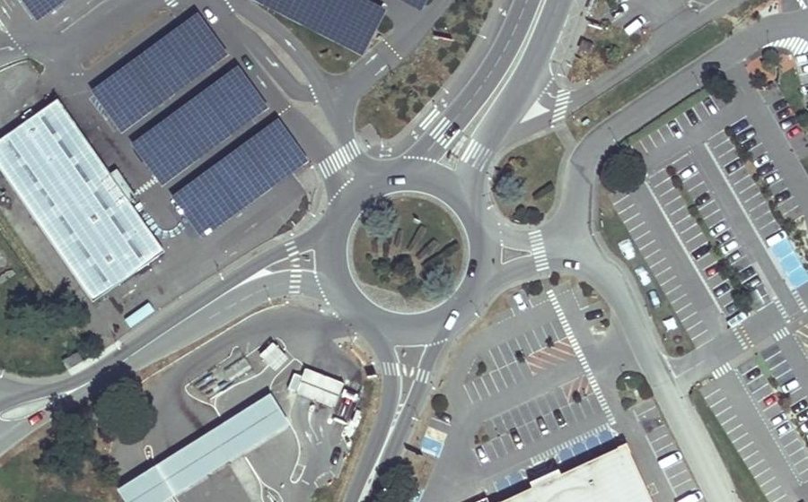 Vue aérienne du Rond-point anonyme n°242995493