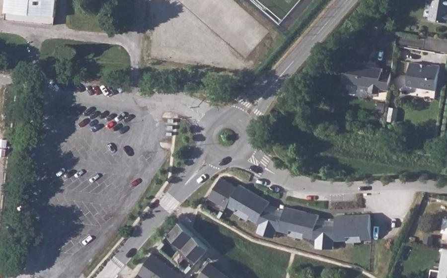 Vue aérienne du Rond-point anonyme n°242996163